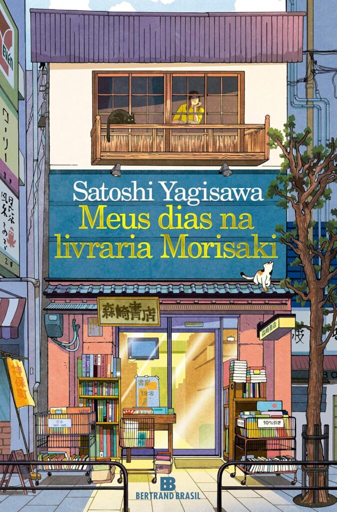 A imagem é a capa de um livro. Aqui vão os elementos principais:

Título em destaque: “Meus dias na livraria Morisaki” com o autor Satoshi Yagisawa.
Capa ilustrada com uma livraria na parte inferior, cheia de prateleiras, livros empilhados e uma vitrine.
No andar superior, há uma varanda com duas pessoas olhando para baixo: parece haver um animal, possivelmente um gato, sobre o corrimão.
Cores vibrantes com tons de azul, amarelo e marrom.
Logotipo da editora Bertrand Brasil na parte inferior.